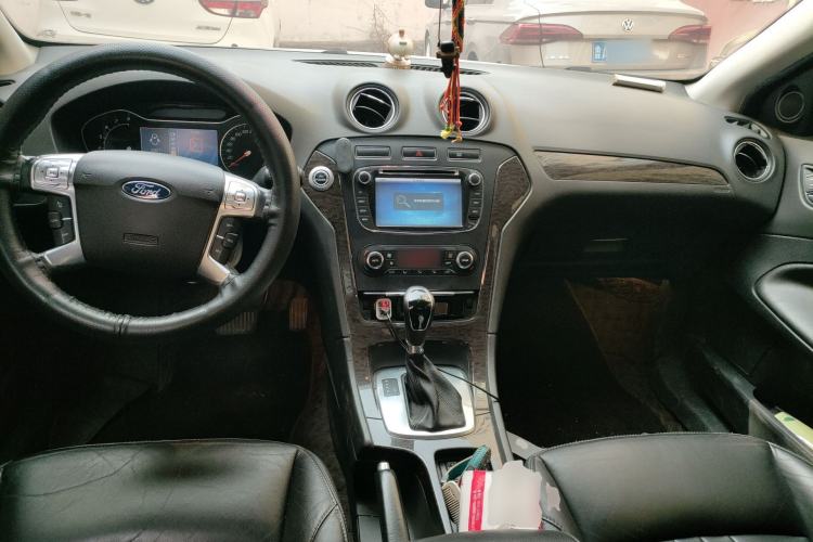 Used Ford Mondeo 2013 2.3L Luxury Model Center Console