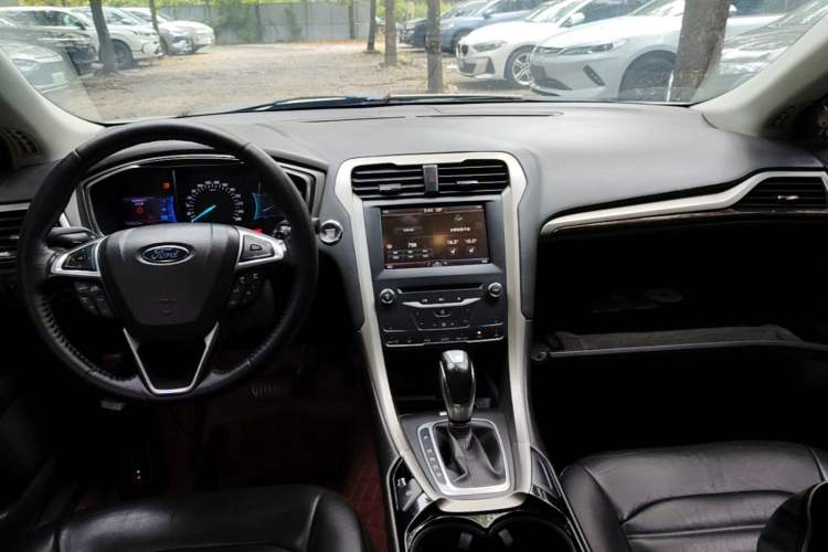 Used Ford Mondeo 2013 2.0L GTDi 200 Luxury Model Center Console
