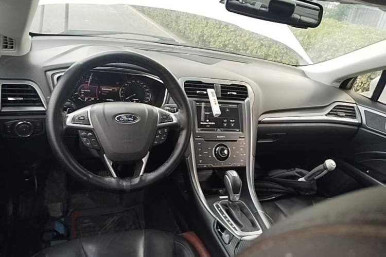 Used Ford Mondeo 2013 2.0L GTDi240 Luxury Sport Model Center Console