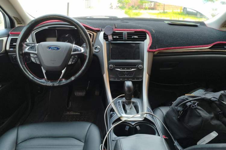 Used Ford Mondeo 2013 2.0L GTDi 200 Luxury Model Center Console