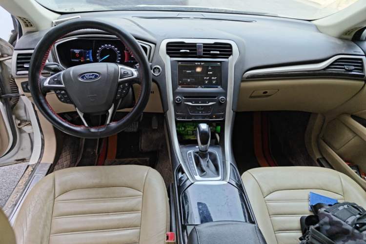 Used Ford Mondeo 2013 2.0L GTDi 200 Luxury Model Center Console