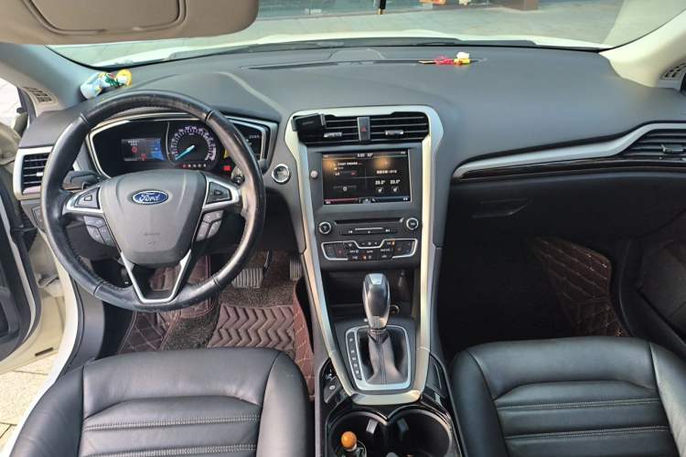 Used Ford Mondeo 2013 2.0L GTDi 200 Luxury Model Center Console