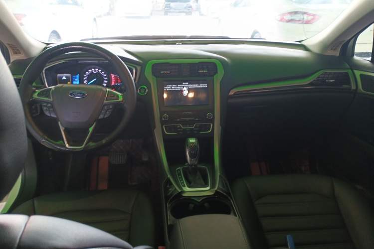 Used Ford Mondeo 2013 2.0L GTDi 200 Luxury Model Center Console