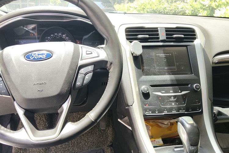 Used Ford Mondeo 2013 2.0L GTDi 200 Luxury Model Center Console