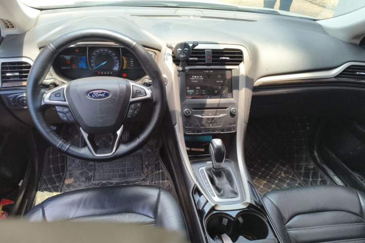 Used Ford Mondeo 2013 2.0L GTDi 200 Luxury Model Center Console