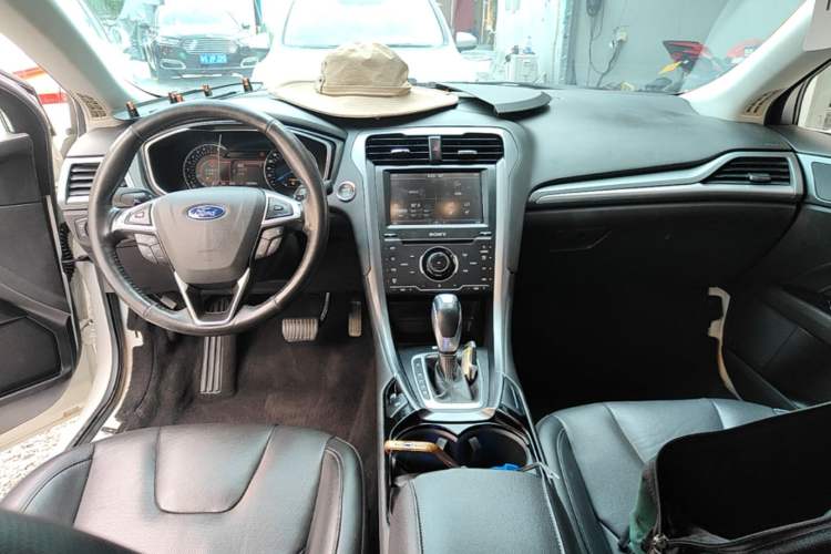 Used Ford Mondeo 2013 2.0L GTDi240 Luxury Sport Model Center Console