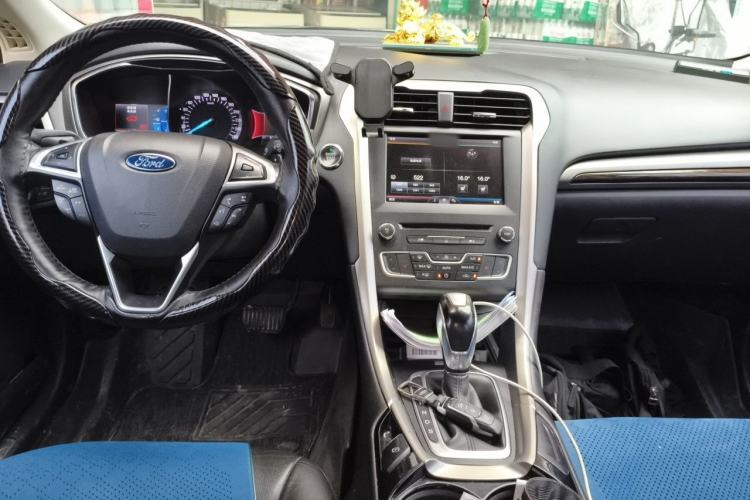 Used Ford Mondeo 2013 2.0L GTDi 200 Luxury Model Center Console