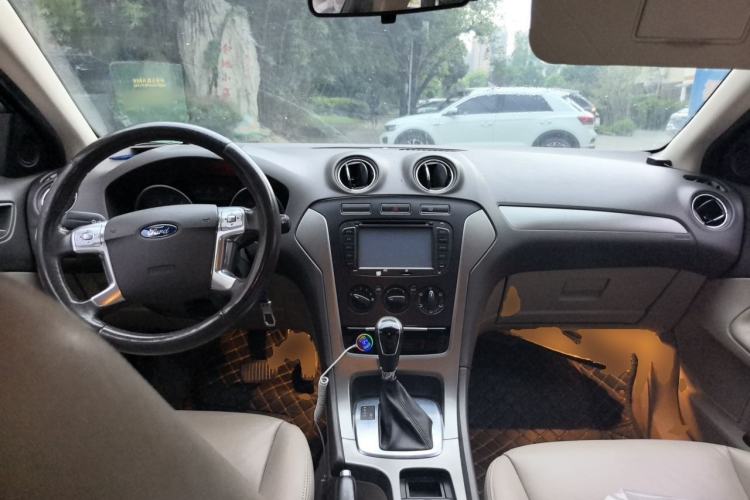 Used Ford Mondeo 2013 2.3L Fashion Edition Center Console