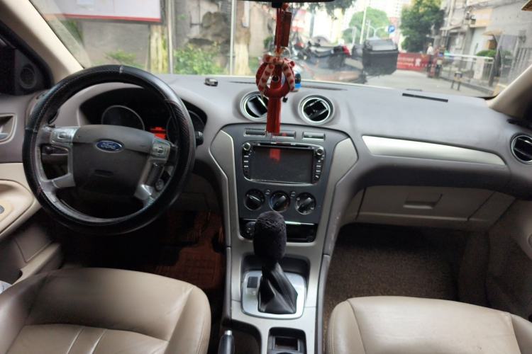 Used Ford Mondeo 2013 2.3L Fashion Edition Center Console