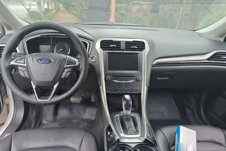 Used Ford Mondeo 2013 2.0L GTDi 200 Luxury Model Center Console