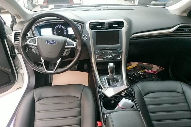 Used Ford Mondeo 2013 2.0L GTDi 200 Luxury Model Center Console