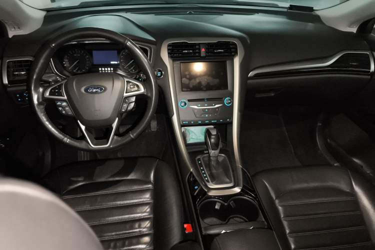 Used Ford Mondeo 2013 2.0L GTDi 200 Fashion Edition Center Console