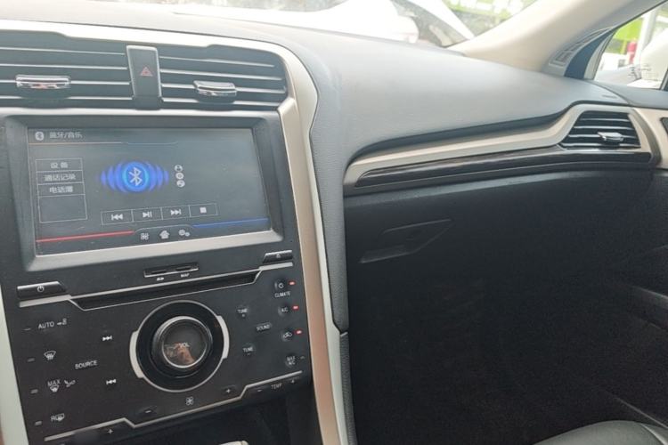 Used Ford Mondeo 2013 2.0L GTDi 200 Fashion Edition Center Console