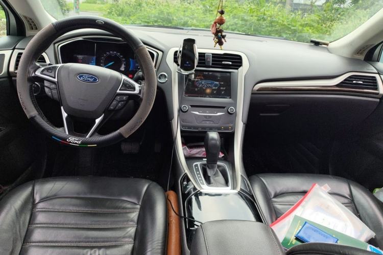 Used Ford Mondeo 2013 2.0L GTDi 200 Luxury Model Center Console
