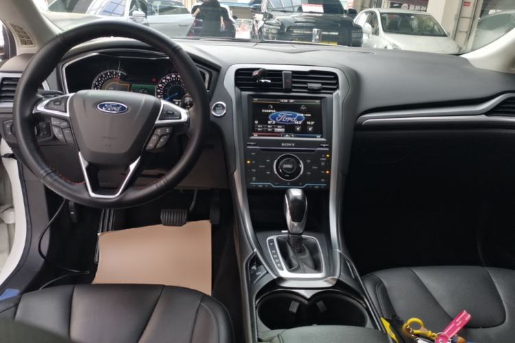 Used Ford Mondeo 2013 2.0L GTDi240 Luxury Sport Model Center Console