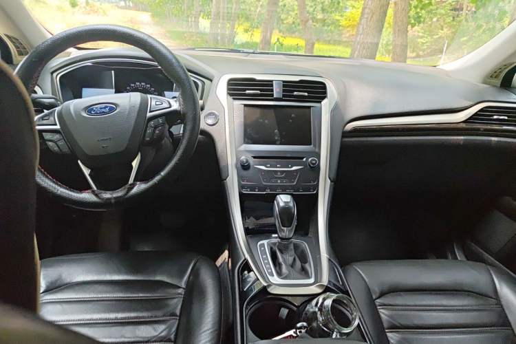 Used Ford Mondeo 2013 2.0L GTDi 200 Luxury Model Center Console