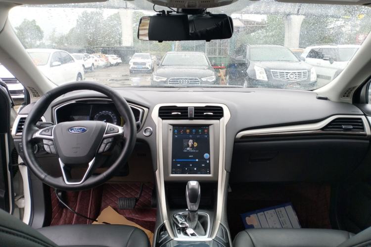 Used Ford Mondeo 2013 2.0L GTDi 200 Luxury Model Center Console
