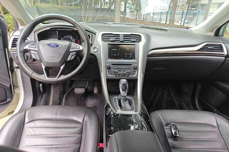 Used Ford Mondeo 2013 2.0L GTDi 200 Luxury Model Center Console