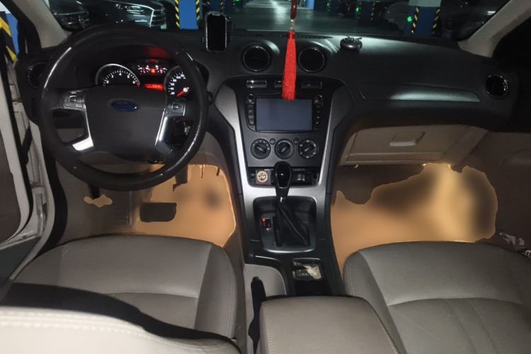 Used Ford Mondeo 2013 2.3L Fashion Edition Center Console