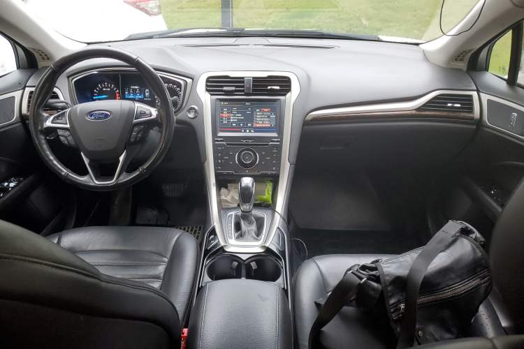 Used Ford Mondeo 2013 2.0L GTDi 200 Fashion Edition Center Console