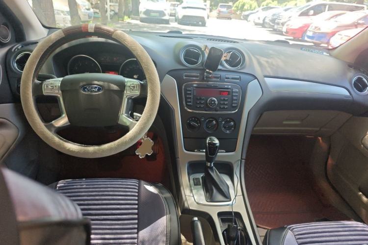 Used Ford Mondeo 2013 2.3L Fashion Edition Center Console