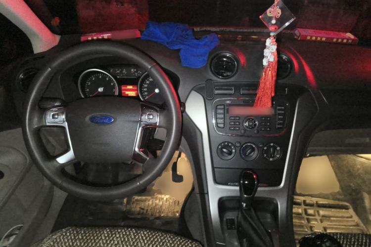 Used Ford Mondeo 2013 2.3L Fashion Edition Center Console