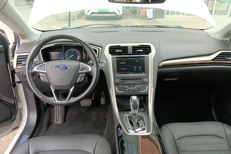 Used Ford Mondeo 2013 2.0L GTDi 200 Luxury Model Center Console