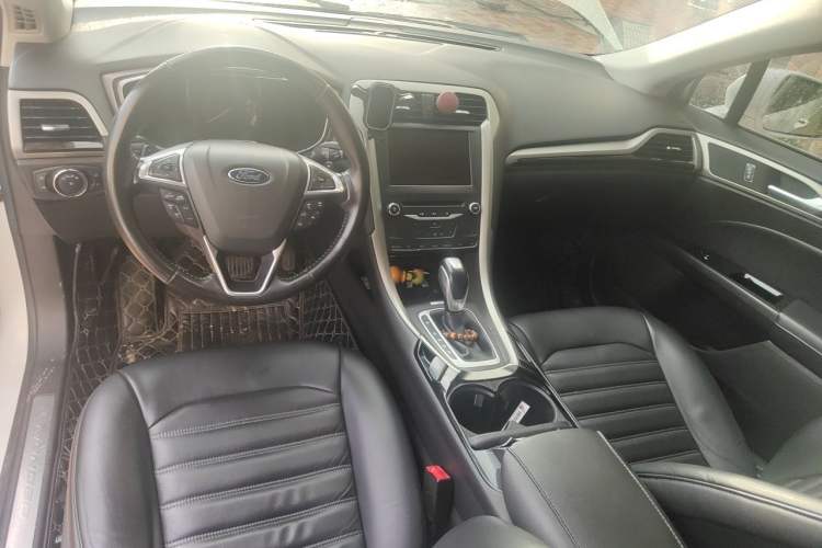 Used Ford Mondeo 2013 2.0L GTDi 200 Luxury Model Center Console