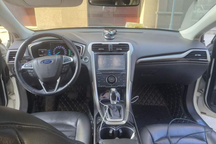 Used Ford Mondeo 2013 2.0L GTDi 200 Fashion Edition Center Console