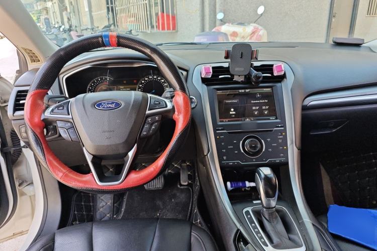 Used Ford Mondeo 2013 2.0L GTDi240 Luxury Sport Model Center Console