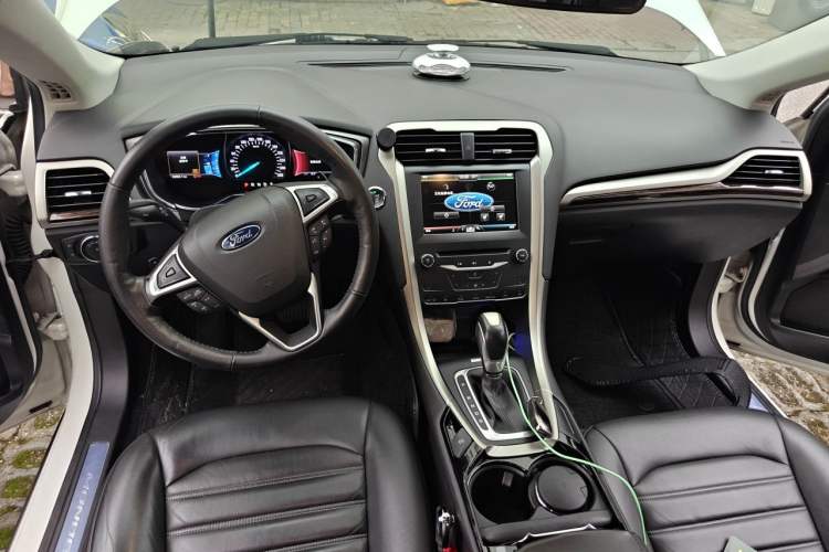 Used Ford Mondeo 2013 2.0L GTDi 200 Luxury Model Center Console