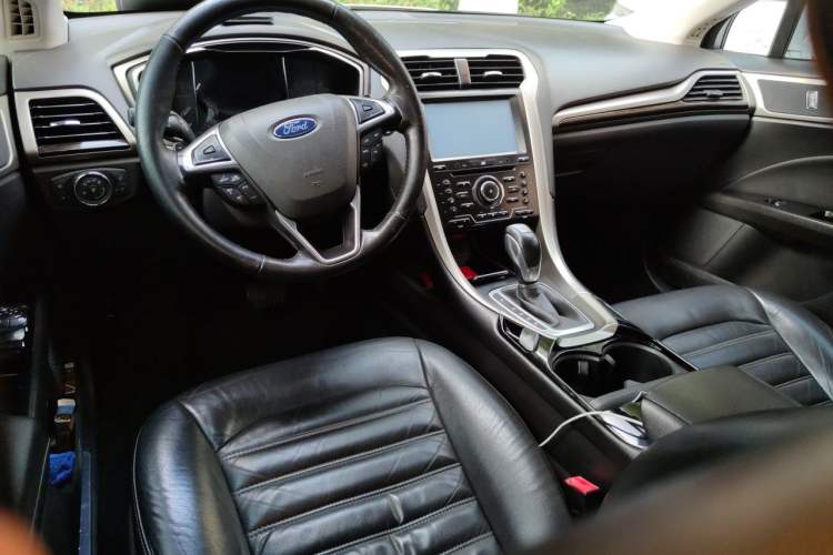 Used Ford Mondeo 2013 2.0L GTDi 200 Fashion Edition Center Console