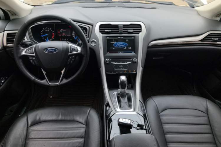 Used Ford Mondeo 2013 2.0L GTDi 200 Fashion Edition Center Console