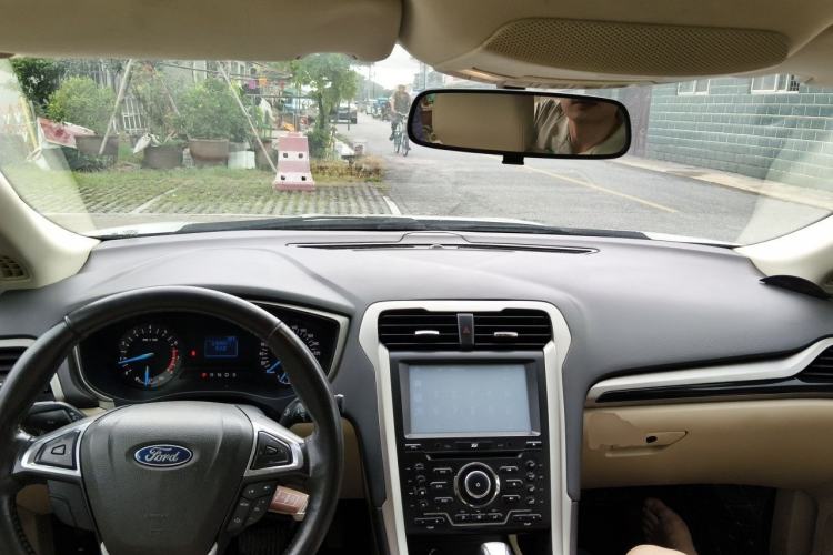 Used Ford Mondeo 2013 1.5L GTDi180 Comfort Model Center Console