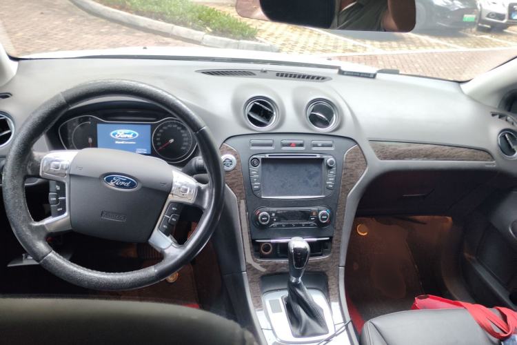 Used Ford Mondeo 2013 2.3L Luxury Model Center Console