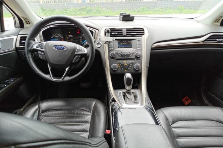Used Ford Mondeo 2013 2.0L GTDi 200 Luxury Model Center Console