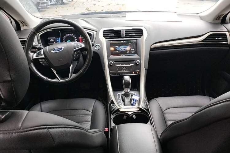 Used Ford Mondeo 2013 2.0L GTDi 200 Luxury Model Center Console