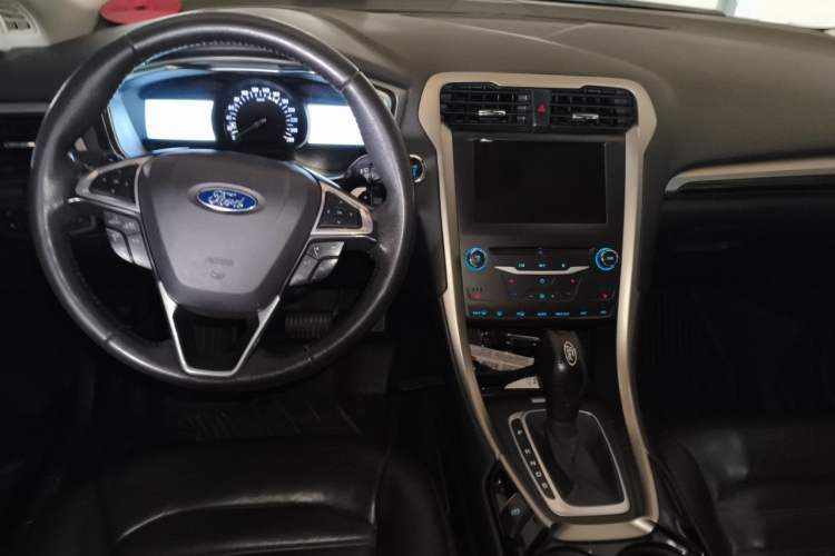 Used Ford Mondeo 2013 2.0L GTDi 200 Luxury Model Center Console
