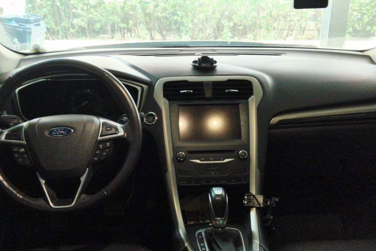 Used Ford Mondeo 2013 2.0L GTDi 200 Luxury Model Center Console
