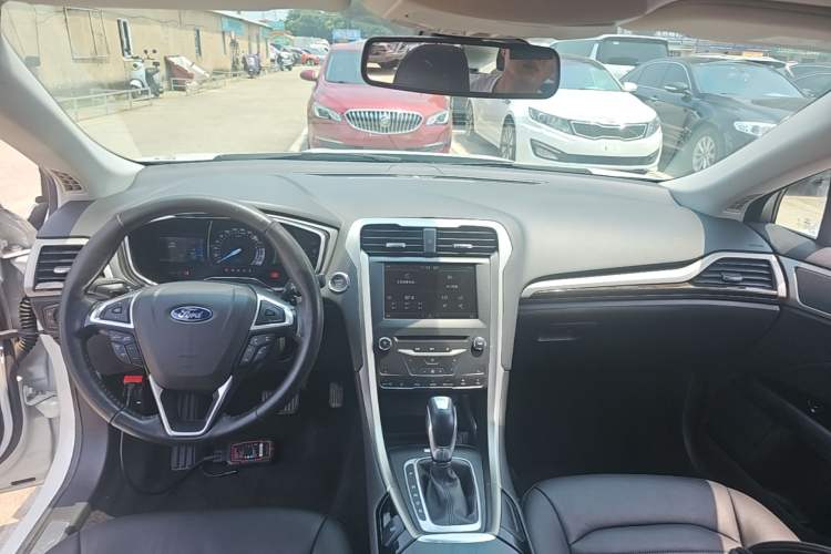 Used Ford Mondeo 2013 2.0L GTDi 200 Luxury Model Center Console