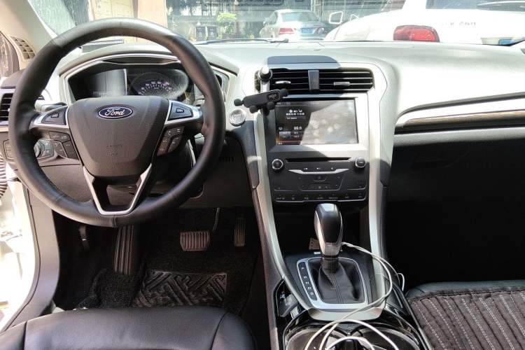 Used Ford Mondeo 2013 2.0L GTDi 200 Luxury Model Center Console