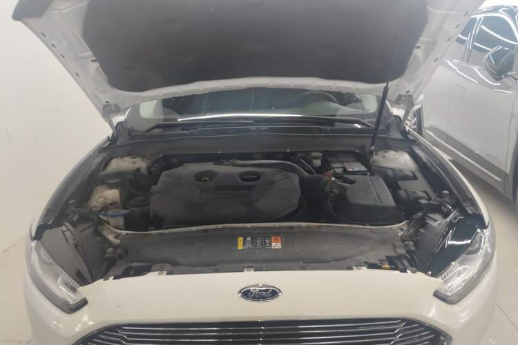 Used Ford Mondeo 2013 2.0L GTDi 200 Luxury Model Engine Bay