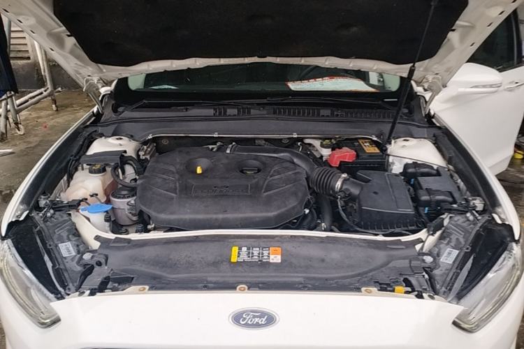 Used Ford Mondeo 2013 2.0L GTDi240 Luxury Sport Model Engine Bay