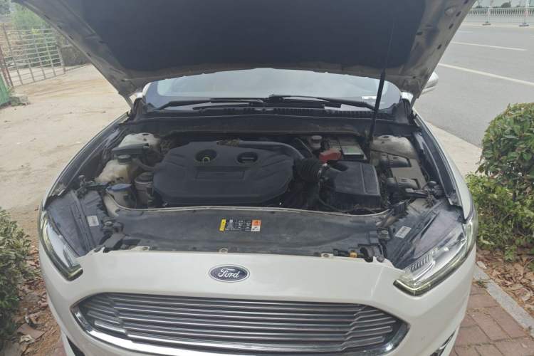Used Ford Mondeo 2013 2.0L GTDi 200 Luxury Model Engine Bay