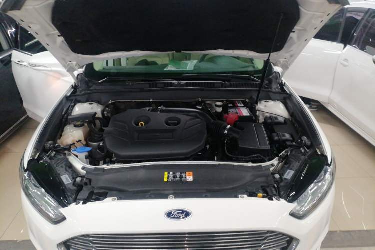 Used Ford Mondeo 2013 2.0L GTDi 200 Luxury Model Engine Bay