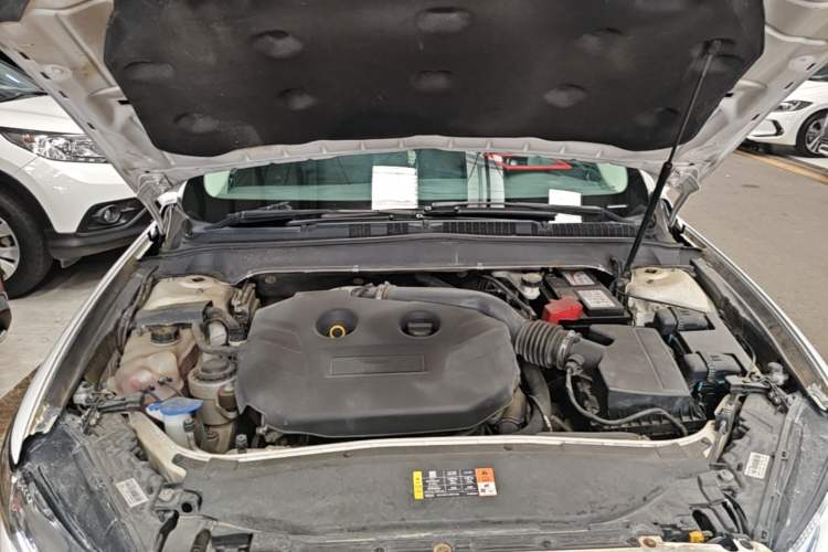 Used Ford Mondeo 2013 2.0L GTDi 200 Luxury Model Engine Bay