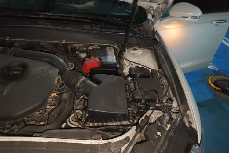 Used Ford Mondeo 2013 2.0L GTDi 200 Luxury Model Engine Bay Left