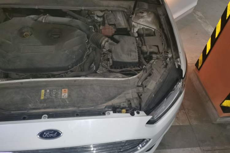 Used Ford Mondeo 2013 2.0L GTDi240 Luxury Sport Model Engine Bay Left