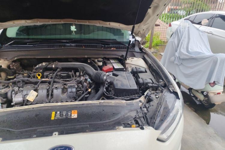 Used Ford Mondeo 2013 2.0L GTDi 200 Fashion Edition Engine Bay Left