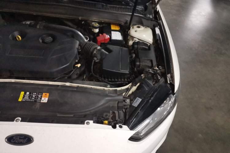 Used Ford Mondeo 2013 2.0L GTDi 200 Luxury Model Engine Bay Left